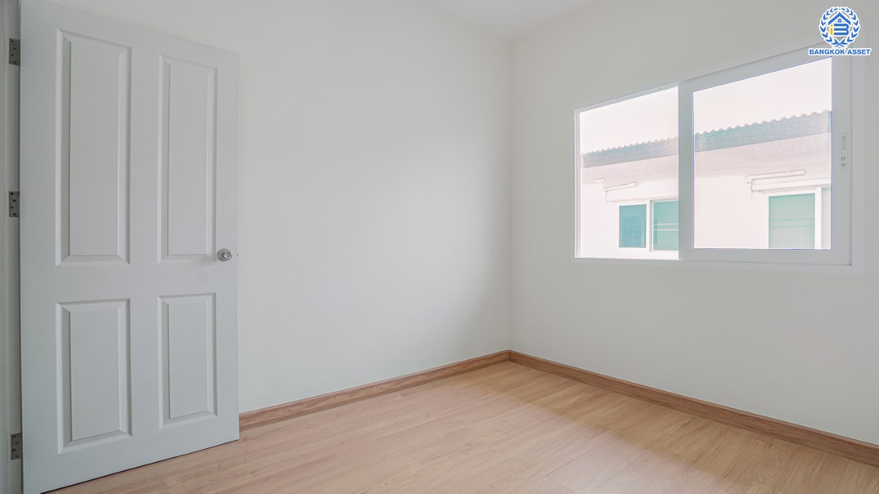 ทาวน์เฮ้าส์มือสองนนทบุรี ม.โกลเด้นทาวน์ ปิ่นเกล้า-จรัญฯ 3 ชั้น เนื้อที่ 22.6 ตร.ว. ฟังก์ชัน 5 ห้องนอน 4 ห้องน้ำ จอดรถได้ 2 คัน บนทำเลเชื่อมต่อหลายเส้นทาง ใกล้ทางด่วน "ศรีรัช" รถไฟฟ้าสายสีแดงอ่อน "สถานีบางบำหรุ" และ รถไฟฟ้าสายสีน้ำเงิน "สถานีบางอ้อ"